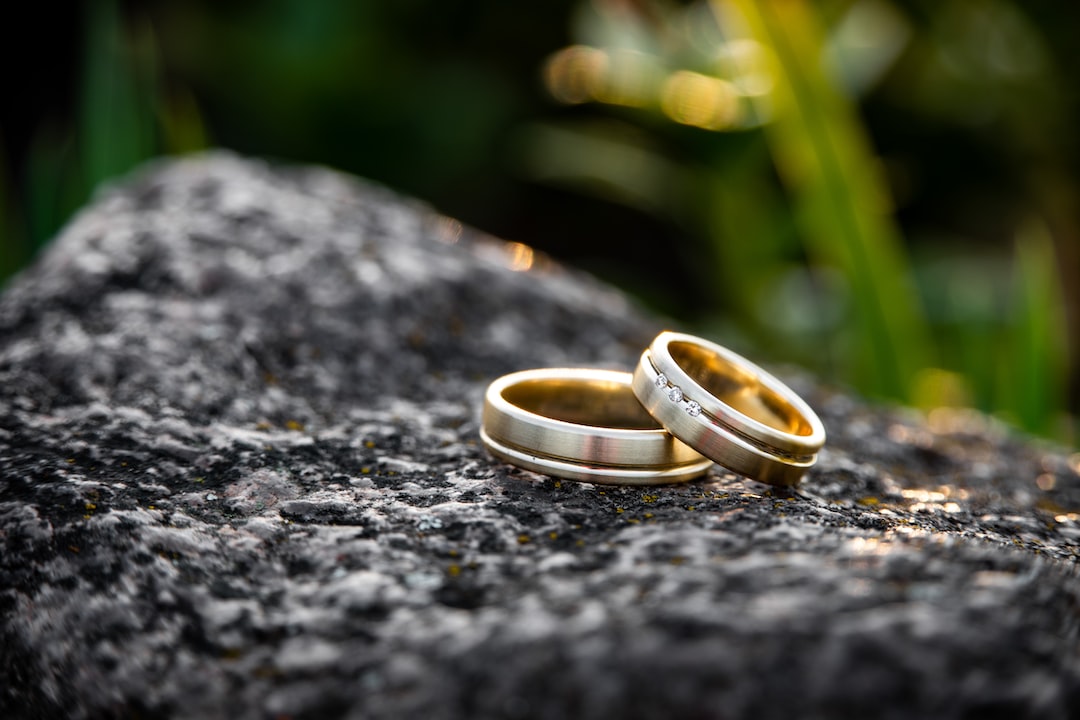 Obrączki ślubne jako symbol miłości i więzi małżeńskiej: Historia i znaczenie tego tradycyjnego elementu ceremonii ślubnej