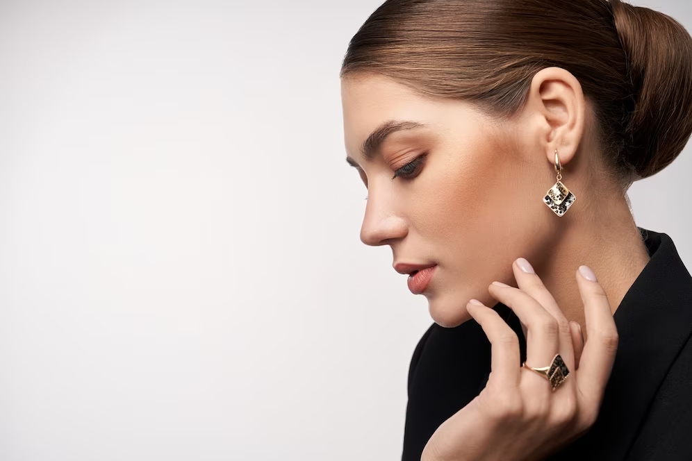 Jak dopasować elegancką biżuterię do różnych stylizacji – sekrety stylistów