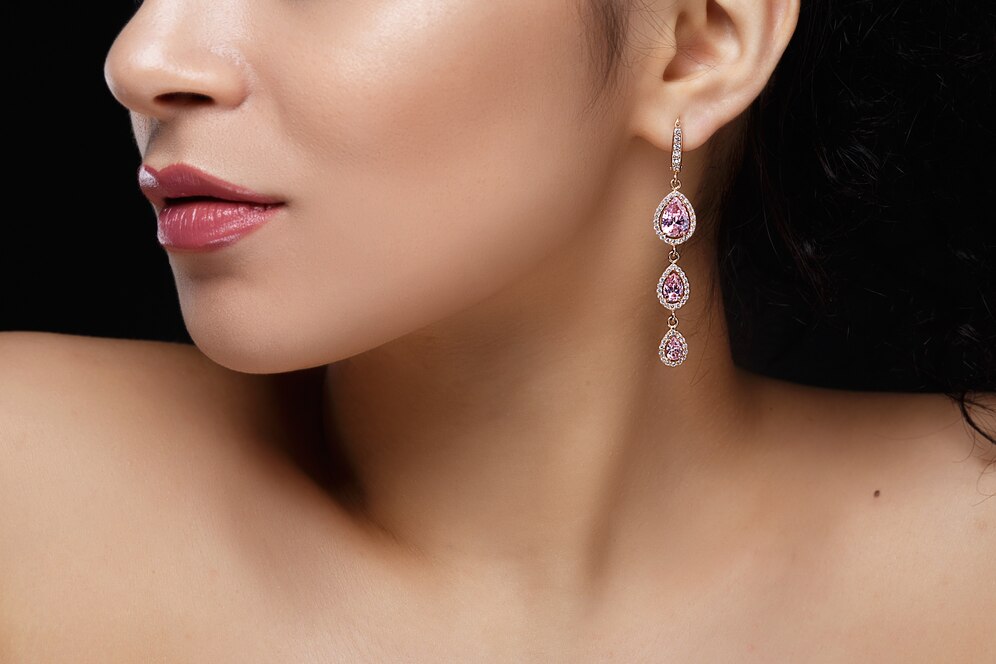 Najnowsze trendy w biżuterii: kolczyki z diamentami