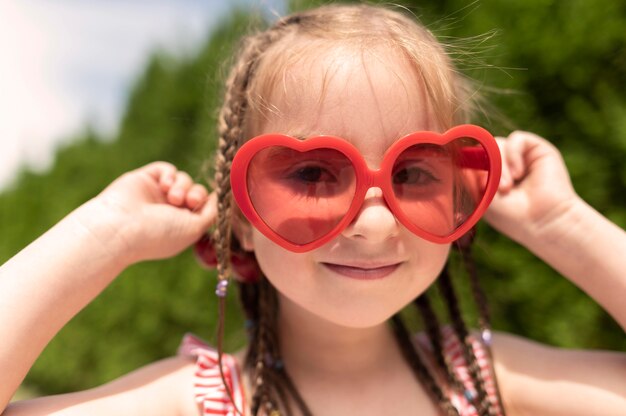 Jak wybrać odpowiednie okulary przeciwsłoneczne dla twojego dziecka?