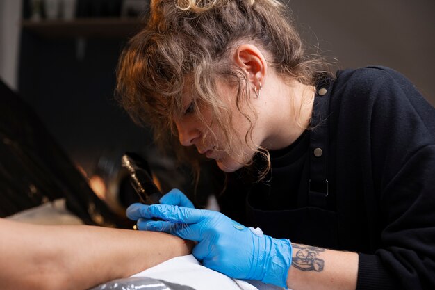 Jak prawidłowo pielęgnować skórę po zrobieniu tatuażu?