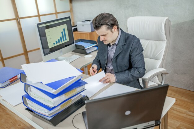 Jak szkolenia online mogą zwiększyć efektywność pracy księgowych?