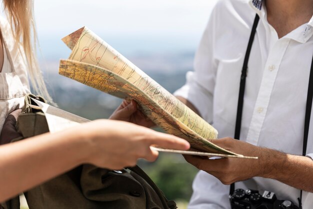 Odkrywanie historii i kultury poprzez tematyczne spacery z przewodnikiem