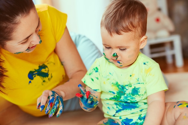 Jakie korzyści terapeutyczne niesie ze sobą używanie pomocy sensorycznych w terapii dzieci?