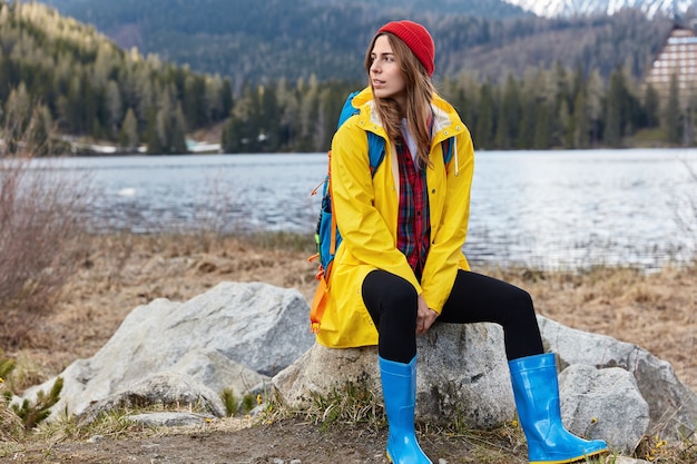 Jak wybrać idealną odzież outdoorową na każdą porę roku?